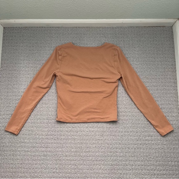 Abercrombie & Fitch Long-Sleeve Cotton Seamless Fabric V-Neck Crop Top - Picture 4 of 4